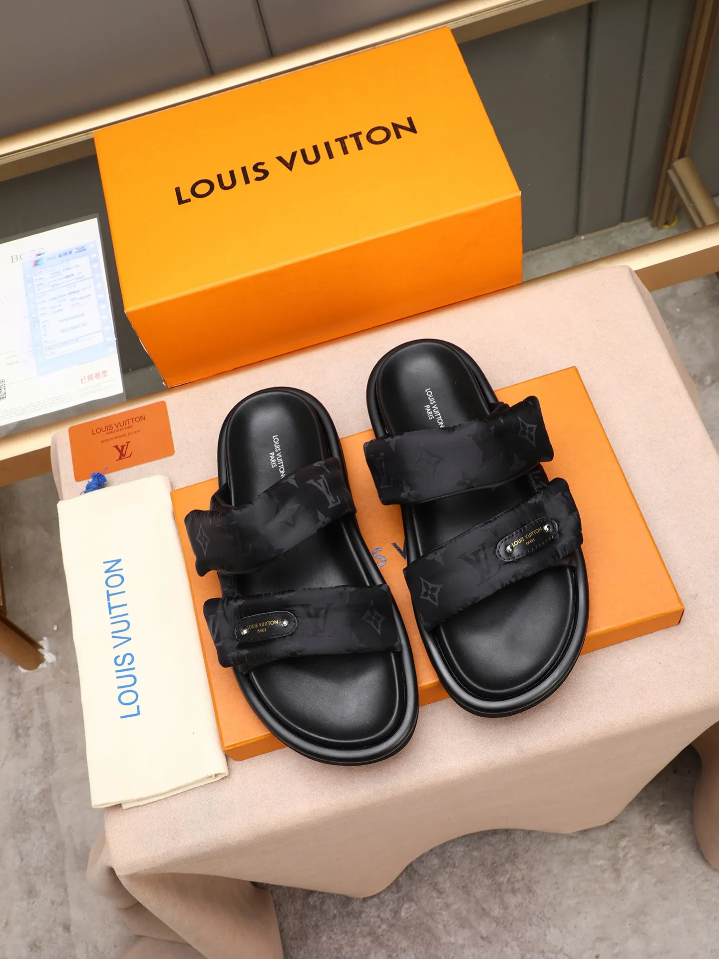 PP360 [LOUIS VUITTON] Louis Vuitton, LV printing, men's and women's slippers are on the market. The drawer box packaging comes with a cloth bag and a card. The upper pattern looks very soft and waxy, and it is a super versatile leg slimming tool. Fabric: imported denim/canvas/old fabric, LV hardware LOGO, official website pattern printing, comfortable to wear, feet: high-elastic PU water table. Sole: foam sole, heel height: about 5cm. Code number: 35-46, 35, 45, 46 are custom-made and non-returnable. Color: multiple colors and styles available.